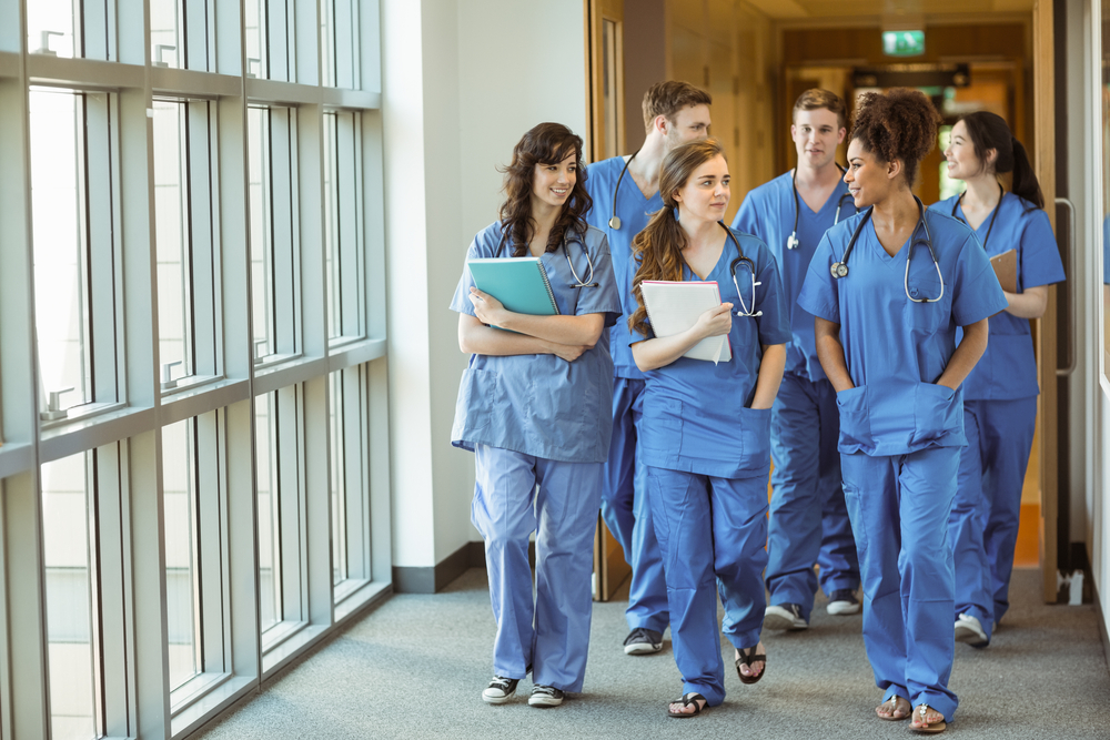 סטודנטים לרפואה, צועדים במסדרון בבית חולים ומשוחחים
